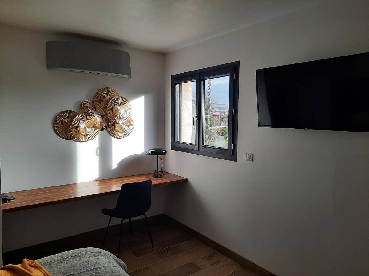 Queen Room with Pool View in Montauban, Tarn-et-Garonne