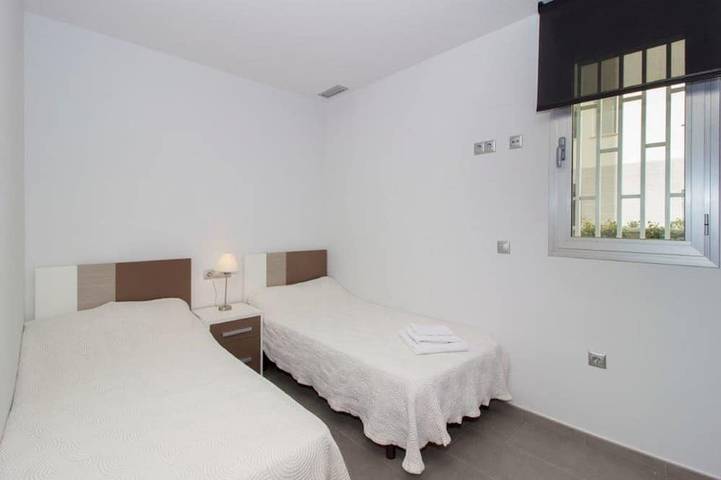 Appartement entier, Appartement moderne au rez-de-chaussée avec terrasse de 80 m² + parking à la plage de La Mata in Playa de La Mata (Torrevieja), Torrevieja