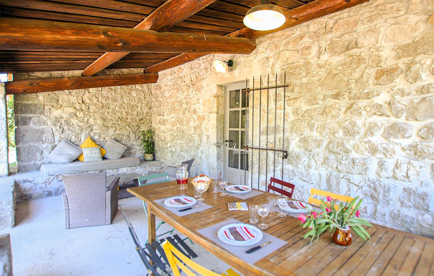 Encantadora casa de vacaciones de 2 dormitorios con jardín cerca de Saint-Alban-Auriolles in Labeaume, Ardèche