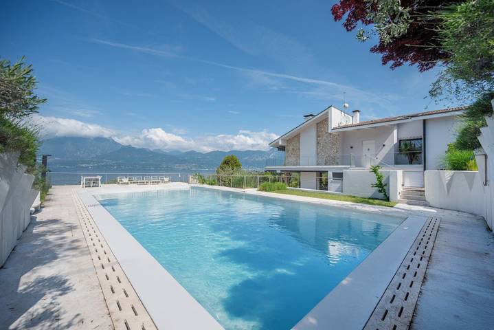 Villa pour 10 personnes, avec Balcon/Terrasse et Jardin ainsi que Piscine et Vue sur le lac à Torri del Benaco