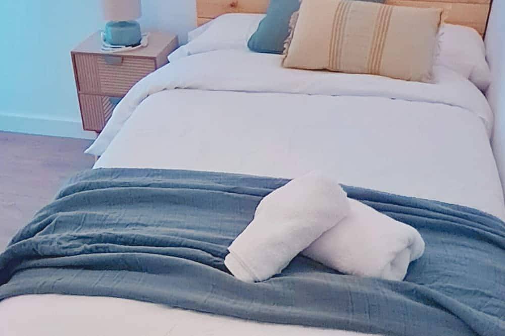 Entire apartment, Casa Maripepa, 2min walk to Benajarafe Beach in Urbanizacion La Esperanza, Vélez-Málaga