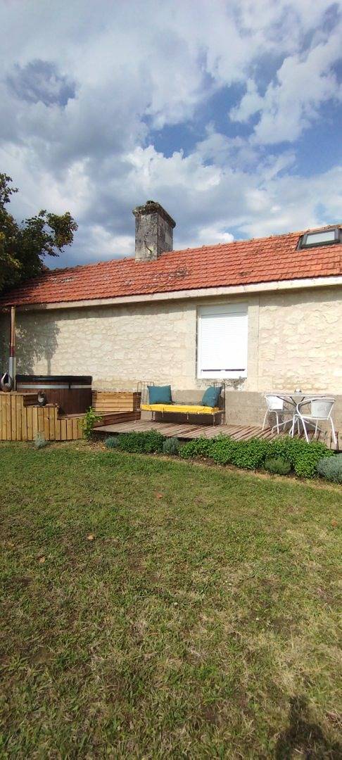 Gîte pour 2 personnes, avec jacuzzi ainsi que terrasse et jardin à Vienne (France) - 3