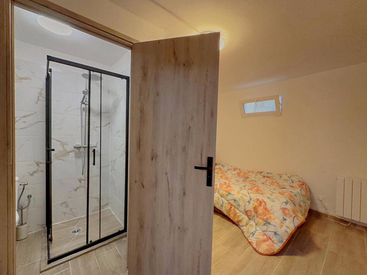 Appartement entier, Studio 15 min de Paris, 5 minutes à pieds Rer dans zone pavilonnaire in Bondy, Seine-Saint-Denis