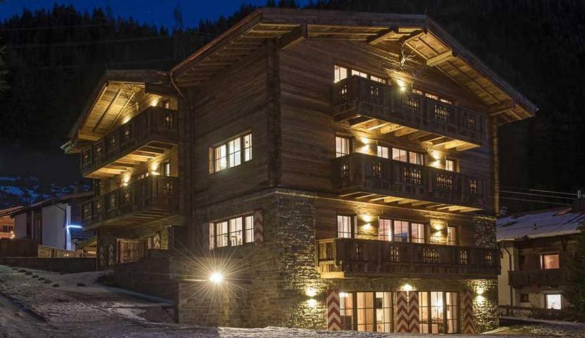 Chalet für 14 Personen, mit Balkon und Whirlpool sowie Terrasse und Pool