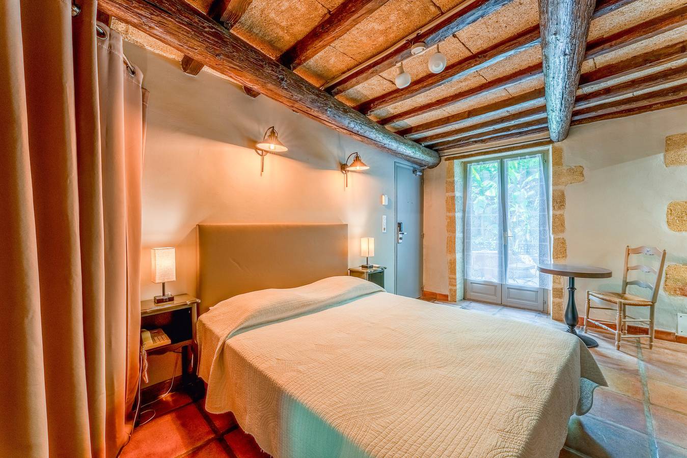 Habitación Galet Rose con piscina compartida, Wi-Fi y aire acondicionado in Collias, Region de Nimes