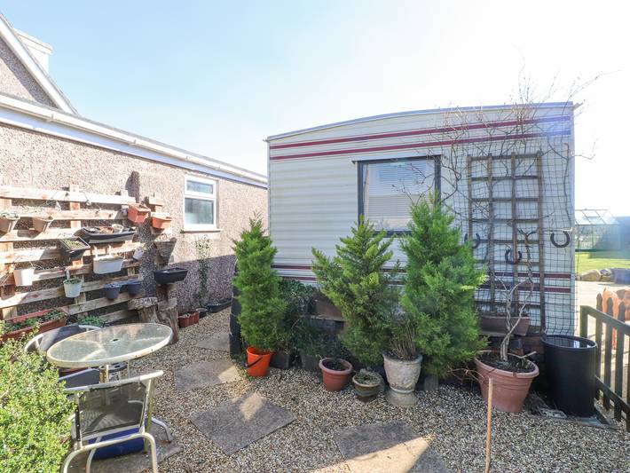 Caravan for 5 people, with garden on the Isle of Anglesey