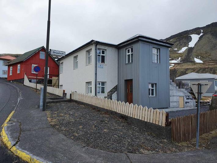 Location de vacances pour 5 personnes, avec vue ainsi que piscine et jardin en Islande