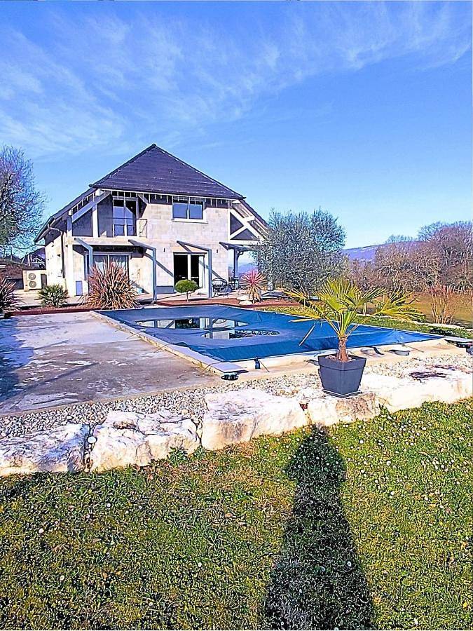 Location de vacances pour 8 personnes, avec Balcon et Terrasse ainsi que Jardin et Piscine à Peyrieu