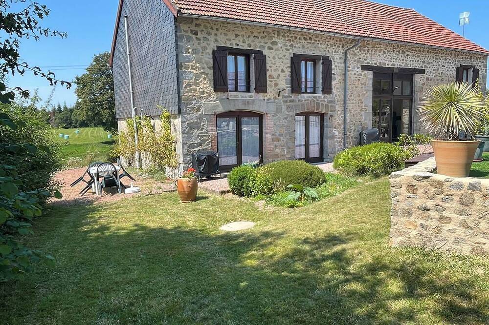 Gîte Le Roseau à la campagne avec piscine in Saint-Dizier-Masbaraud, Région de Guéret