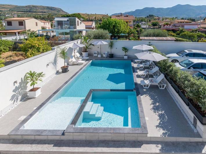 Villa per 10 persone, con piscina per bambini e piscina nonché idromassaggio e terrazza, con animali domestici a Trabia