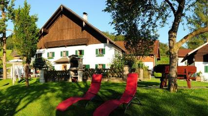 Ferienwohnung für 5 Personen, mit Garten und Ausblick sowie Seeblick und Pool, kinderfreundlich in Unterach am Attersee