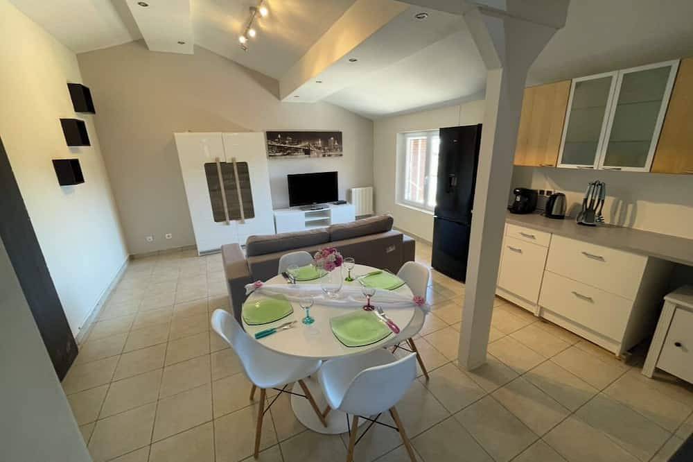 Apartamento entero, 50 sqm apartment in Vaugneray - Quiet, nature and comfort 18 km from Lyon in Vaugneray, Ródano
