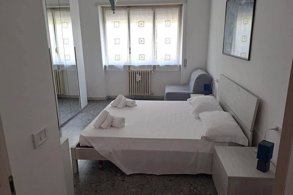 Double room up to 3 beds, central and close to the sea in Rome in Ostie, Rome