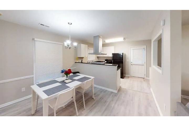 Vacation rental for 6 people, with yard, with pets in Greensboro