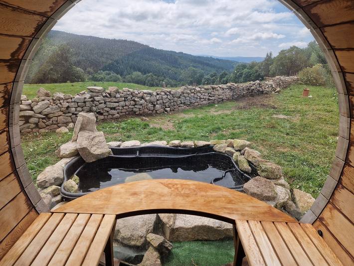 Location de vacances pour 15 personnes, avec jardin et sauna ainsi que jacuzzi et terrasse à Vollore-Montagne