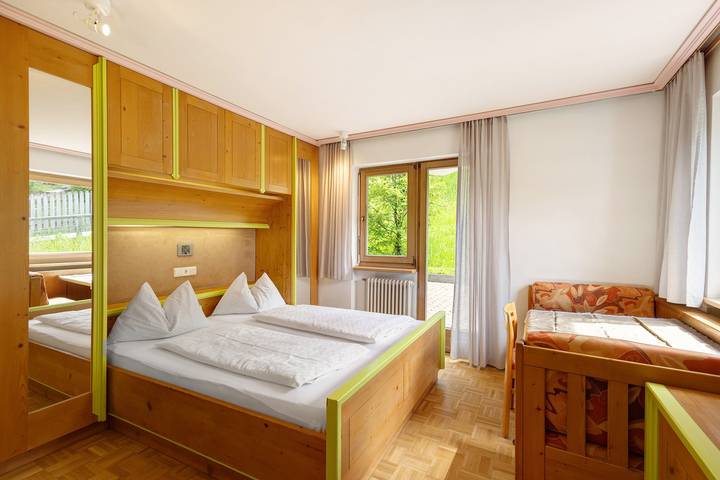 Entire apartment, Apartment '7 Residence Ciasa Ulli Typ A' with Mountain View, Shared Terrace and Wi-Fi in San Cassiano, Badia