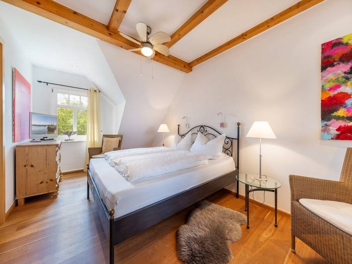 Ganze Ferienwohnung, Ferienwohnung - Rügenbrise mit Seeblick mit 3 Bädern, Steg und Paddelboot - alle inklusive in Halbinsel Zudar, Garz/Rügen