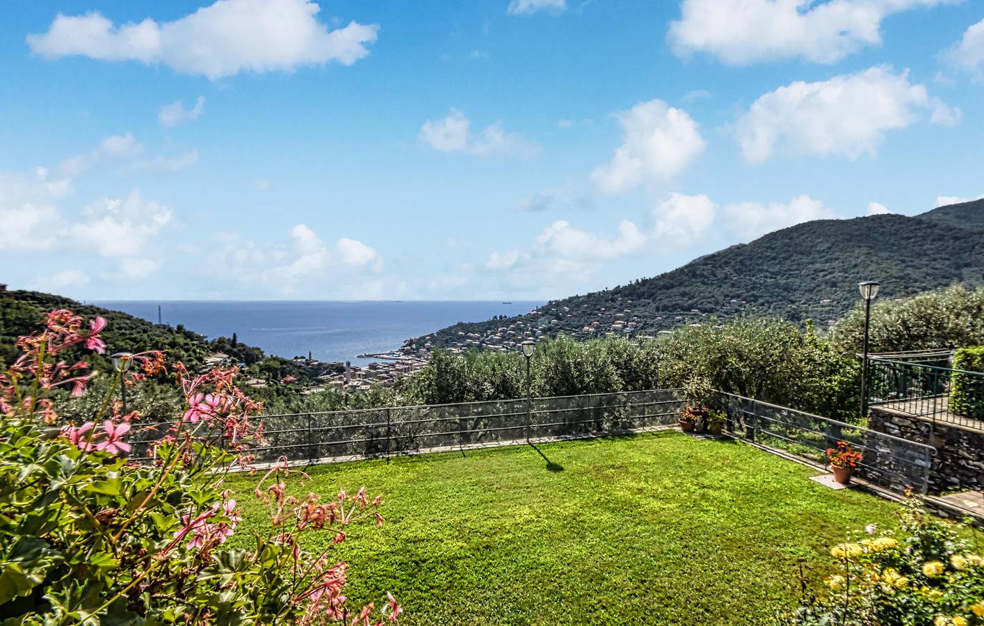 Appartamento intero, Appartamento per vacanze vista mare con parcheggio e WiFi in Recco, Riviera di Levante