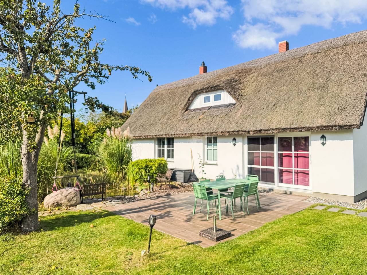 Ganze Wohnung, Traumhafte Ferienwohnung im Reetferienhaus in Schaprode, Rügen
