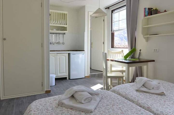 Entire apartment, Casa El Patio - Cozy studio with shared terrace, barbecue and mountain views in Las Poyatas, Hermigua