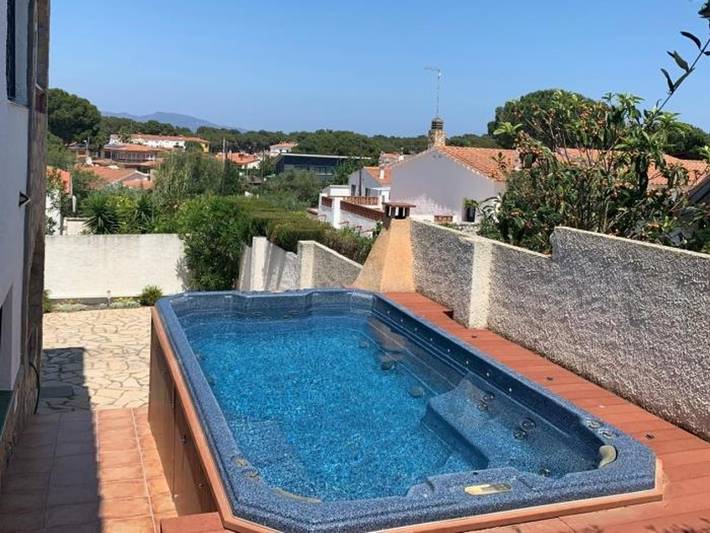 Chalet para 4 personas, con Jacuzzi además de Terraza y Jardín en Alt Empordà