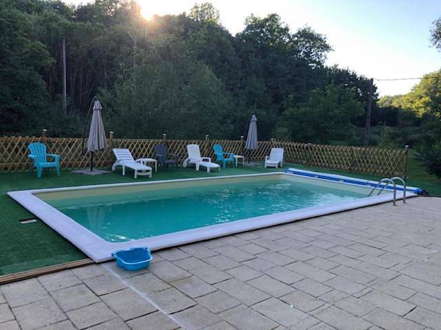 Location de vacances pour 4 personnes, avec piscine ainsi que jardin et vue, animaux acceptés à Saint-Félix-de-Villadeix