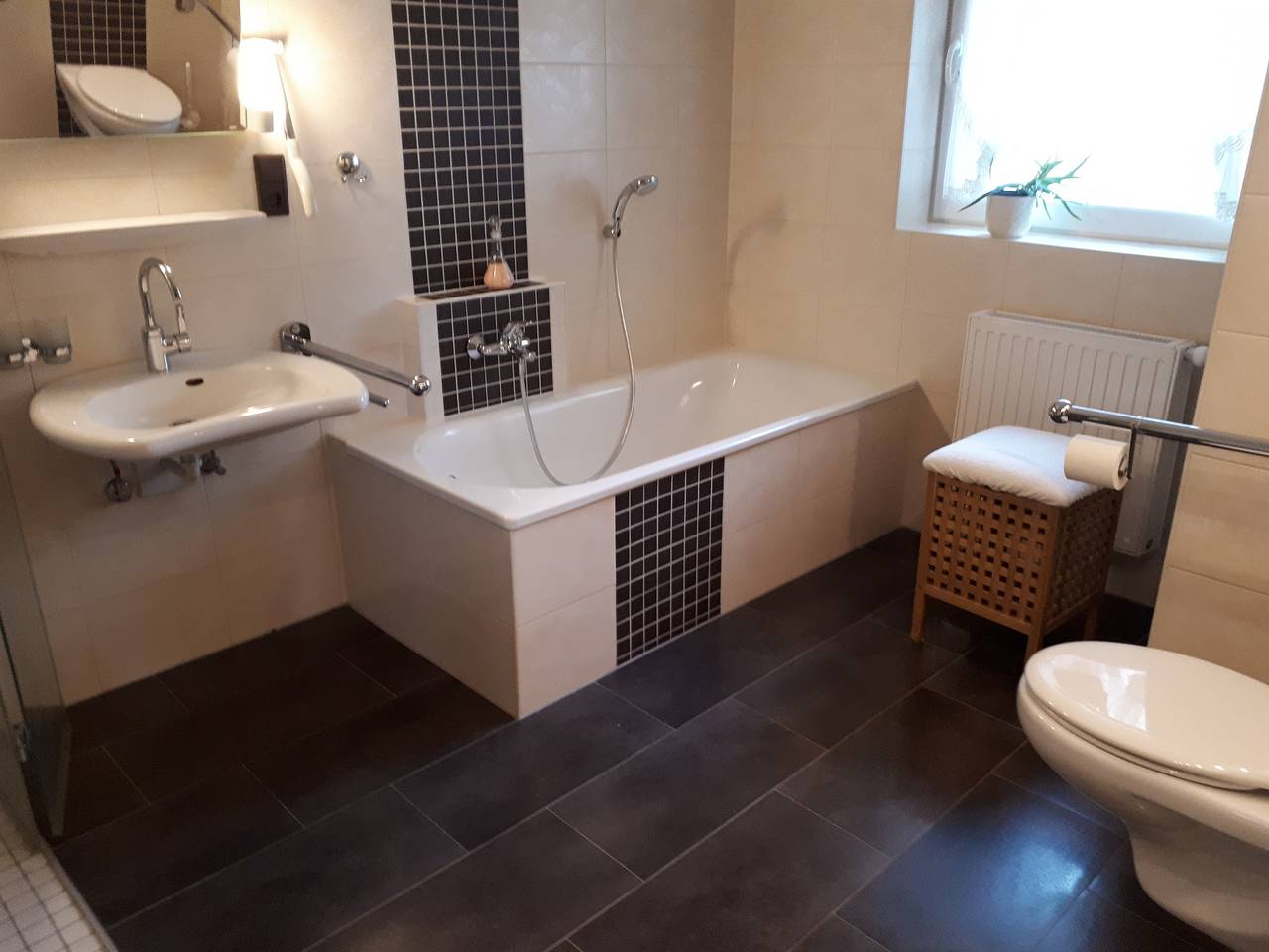 Ganze Ferienwohnung, Top Rollstuhlwohnung auf 80m² in Ostfriesland in Utarp, Landkreis Wittmund