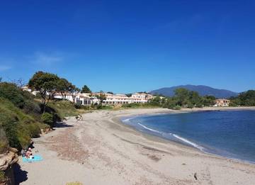 Gîte pour 4 personnes, avec vue ainsi que balcon et piscine à Linguizzetta