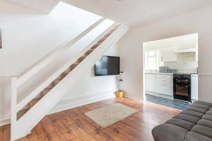 Entire holiday apartment, Cheerful Maisonette in the heart of Orrell Park in Liverpool, Merseyside