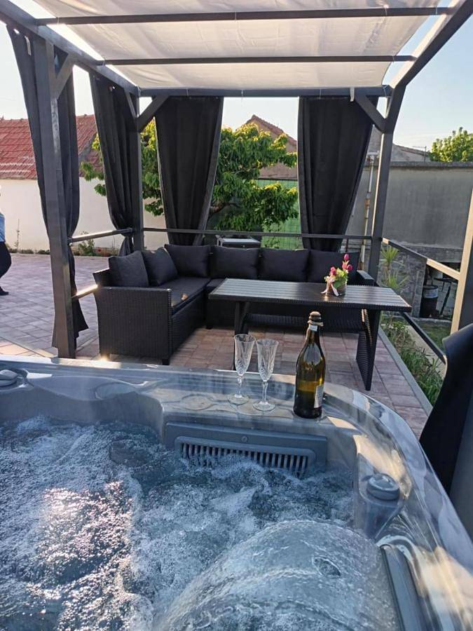 Ferienhaus für 11 Personen, mit Balkon und Whirlpool sowie Terrasse und Garten in Slime