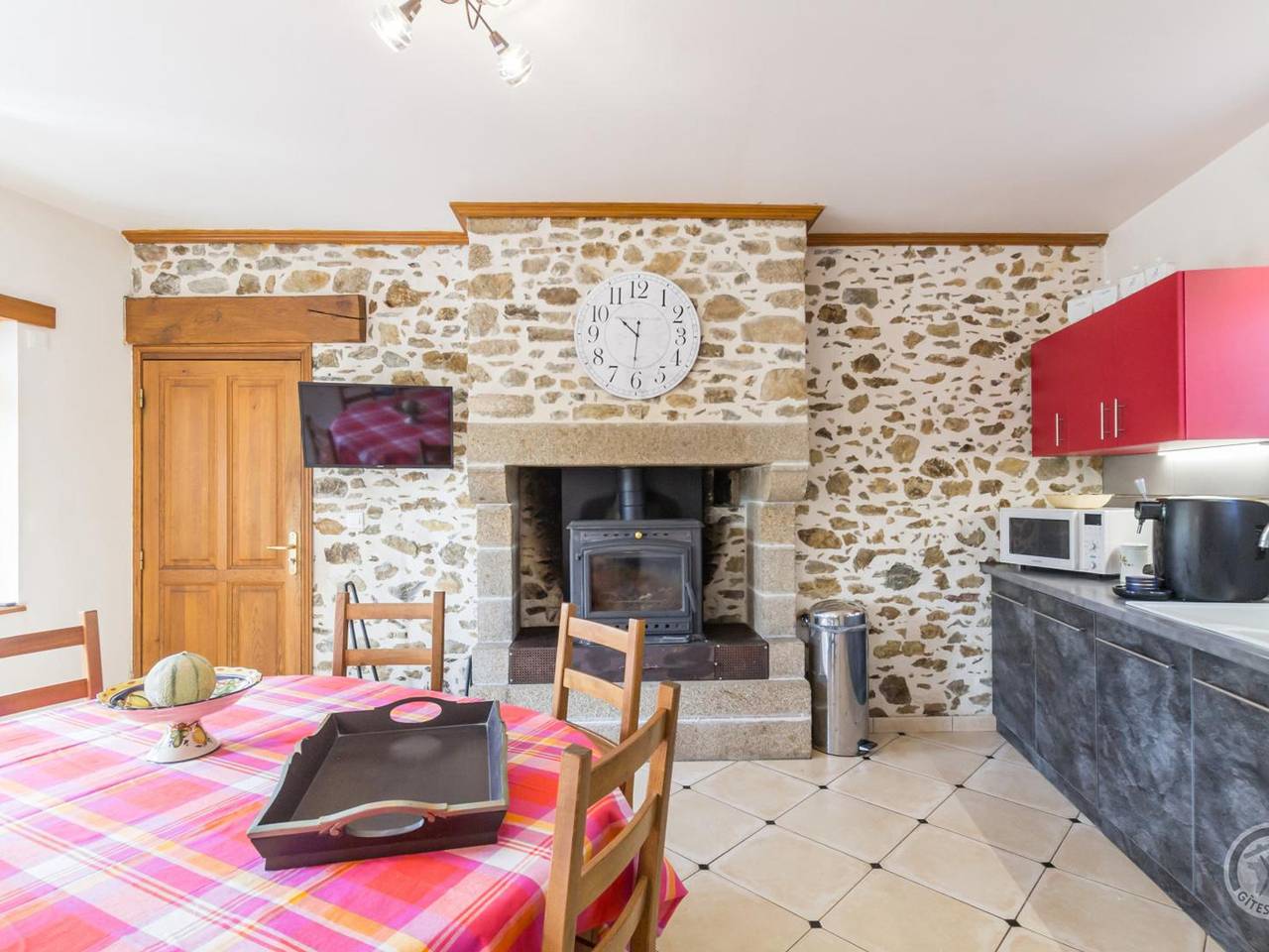 Encantadora casa de piedra con barbacoa y jardín in Montsurvent, Coutances y alrededores