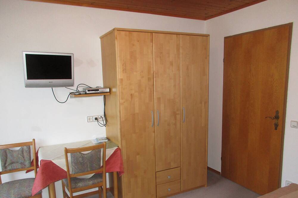 Ganze Wohnung, 5 Minuten zum See, Blick auf See, Freien Eintritt in das Strandbad in Keutschach am See, Klagenfurt-Land
