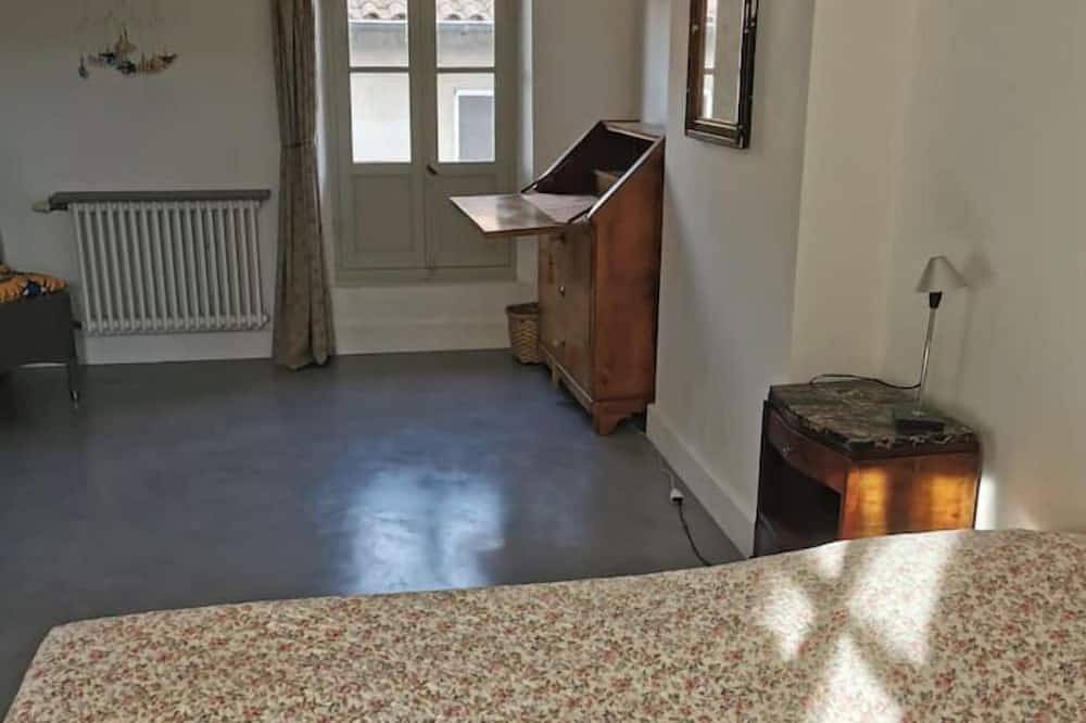 Nice and spacious townhouse in Tarascon, Arles region