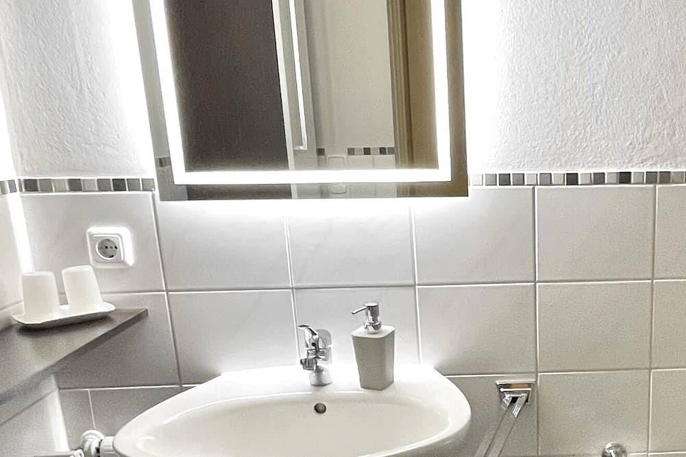 Appartement entier, Apartment in the immediate vicinity of the lake with Swiss stone pine bed, newly renovated and balcony in Bad Wiessee, Alpes bavaroises