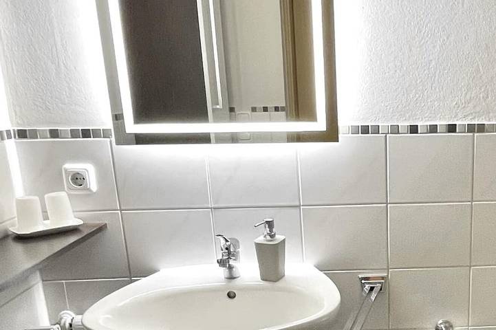 Apartamento entero, Apartment in the immediate vicinity of the lake with Swiss stone pine bed, newly renovated and balcony in Bad Wiessee, Alpes Bávaros