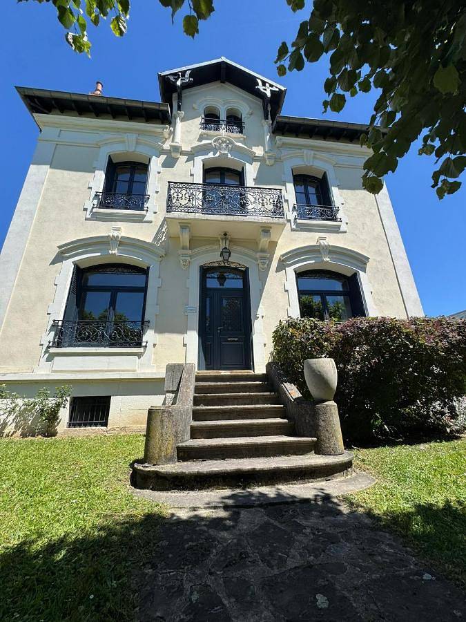 Ferienhaus für 8 Personen, mit Ausblick und Pool sowie Terrasse in Vichy