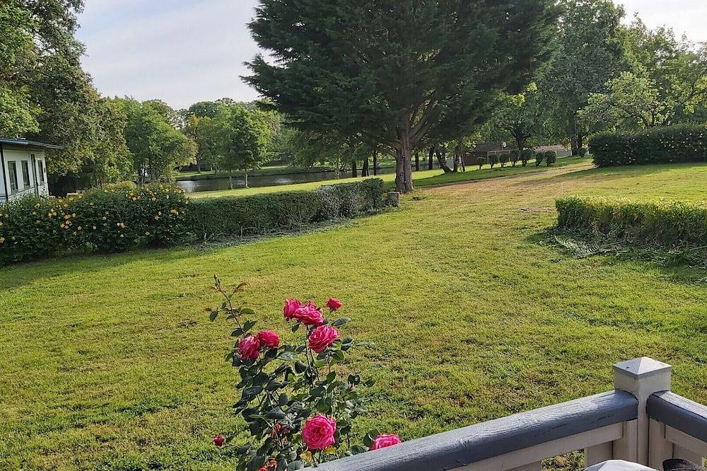 Set in the beautiful grounds of Chateau le Deffay near Pontchateau in Sainte-Reine-de-Bretagne, Region de Saint-Nazaire