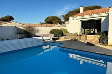 Gîte pour 10 personnes, avec terrasse ainsi que jardin et piscine dans Plage Du Gros Jonc Le Bois Plage En Re