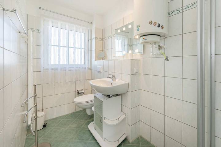 Ganze Wohnung, Gemütliche Ferienwohnung mit Balkon – nur 550 m zum Ostseestrand in Koserow, Bernsteinbäder