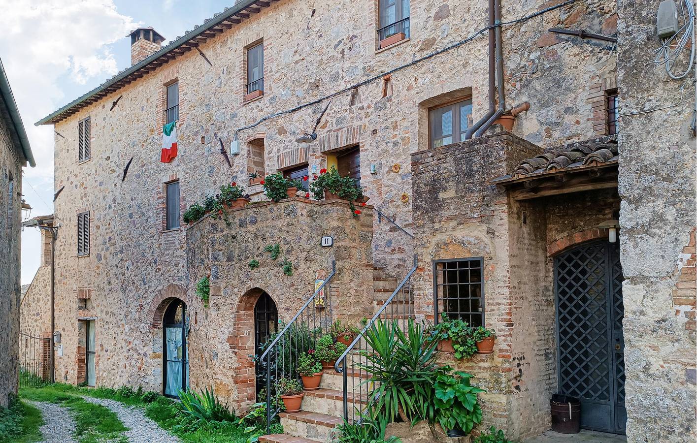 Geheel vakantieappartement, Riverside Escape met WiFi en parkeerplaats in Monticiano, Provincie Siena