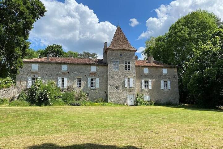Location de vacances pour 14 personnes, avec terrasse ainsi que piscine et jardin à Douelle (Lot)