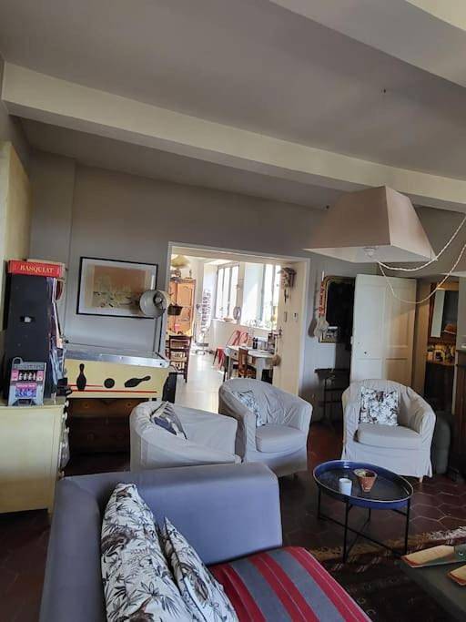 Seven-Bedroom House in Pouzilhac, Région de Nîmes
