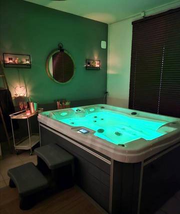 Gîte pour 2 personnes, avec jardin ainsi que piscine et jacuzzi à Varetz