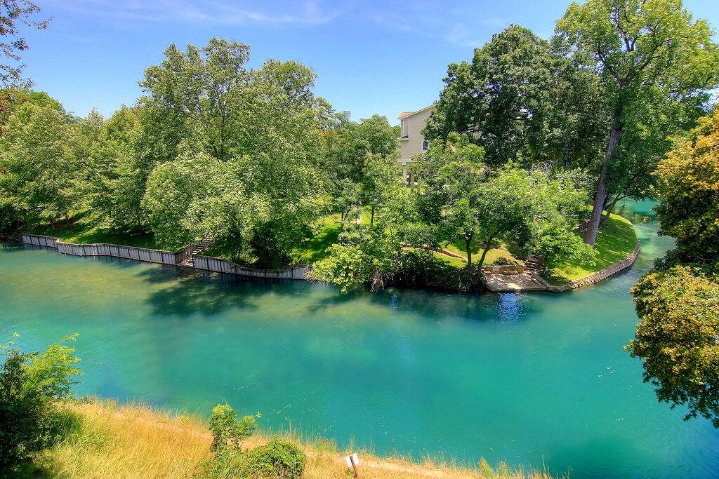 Ganze Wohnung, Comal Riverfront with 2 decks! Schlitterbahn! Pool, hot tub & river access!! in New Braunfels, Comal County