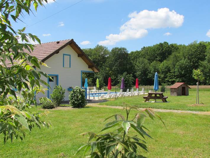 Chalet pour 6 personnes, avec terrasse ainsi que piscine et jardin dans le Jura - 3