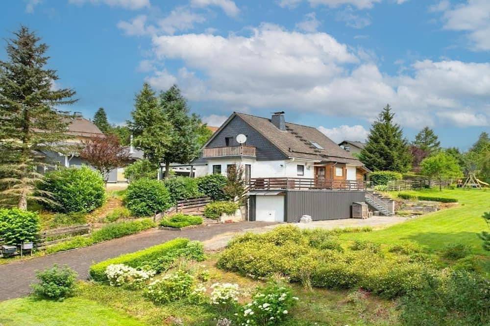 Freistehende Villa mit umliegendem Garten in Hallschlag, Rureifel (Nordrhein-westfalen)