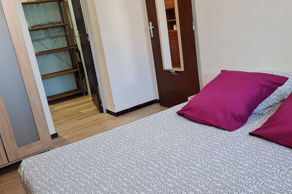 Entire apartment, La Garde 83 between Sea and Mountain F2 in ground floor Villa / private swimming pool. ... in La Garde, Toulon region