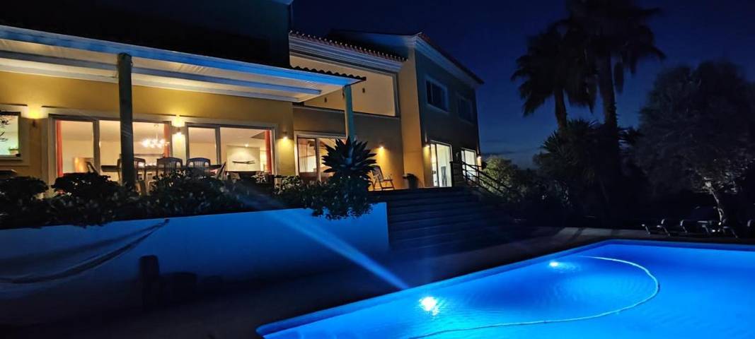 Location de vacances pour 11 personnes, avec vue ainsi que piscine et terrasse dans Aldeia do Mato