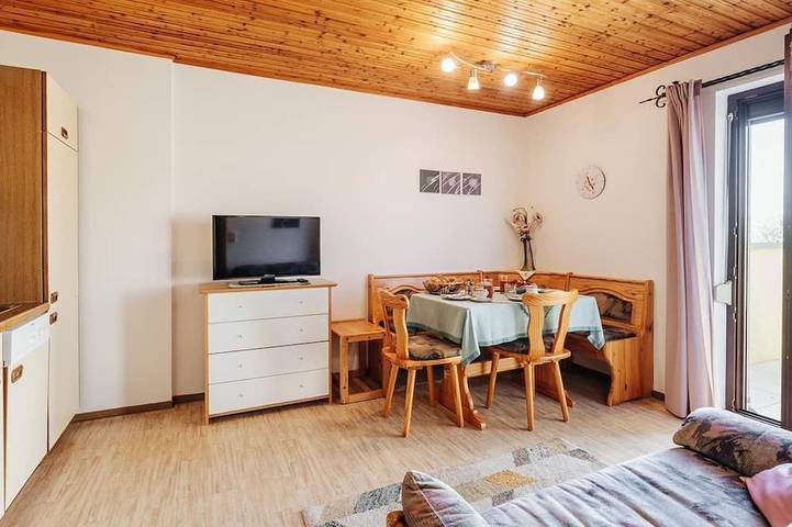 Ferienwohnung für 4 Personen, mit Pool und Balkon sowie Garten