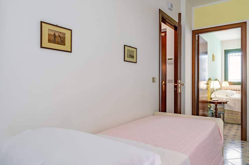 Ganze Wohnung, Guesthost - Cozy 55 sqm apartment in Mascali, ideal for 4 people. Equipped with air conditioning, and 2 balconies, the apartment offers comfort and convenience. Located just 1 minute walk from the beach, with a road next to the building providing direct in Fondachello, Catania Provinz